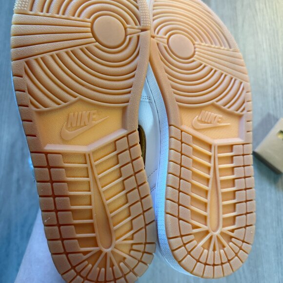 Jordan 1 Retro High OG Metallic Gold - W9.5 - Picture 6 of 8